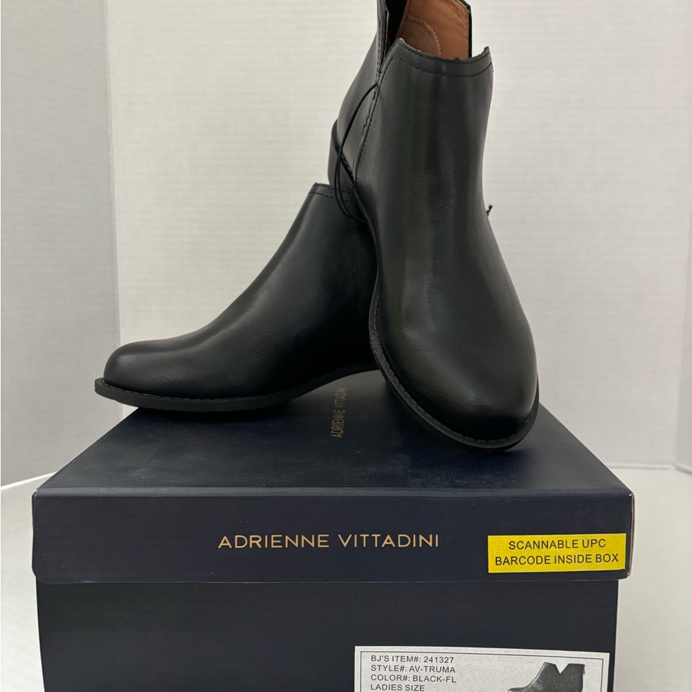 NWT - Women’s Adrienne Vittadini Black Truma Ankle Boots 7M